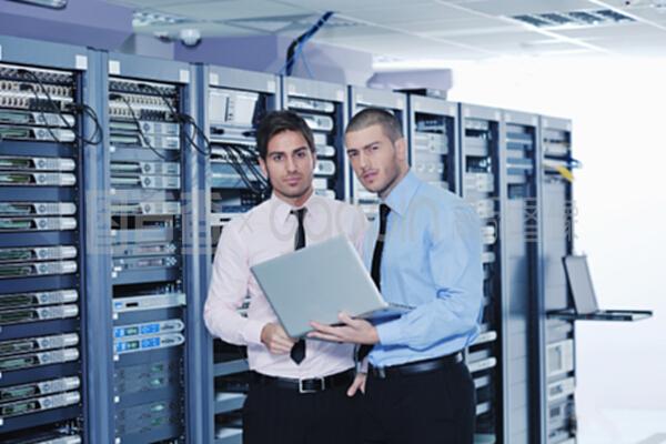 网络技术服务中的网络服务器室 数字世界的核心枢纽